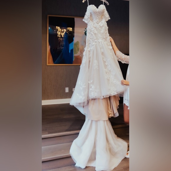 Essence of Australia Wedding Dress - Picture 2 of 7